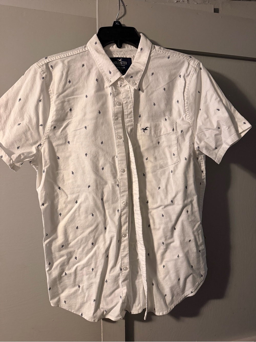 Hollister White Short-Sleeve Button-Down with Navy Micro Palm Print